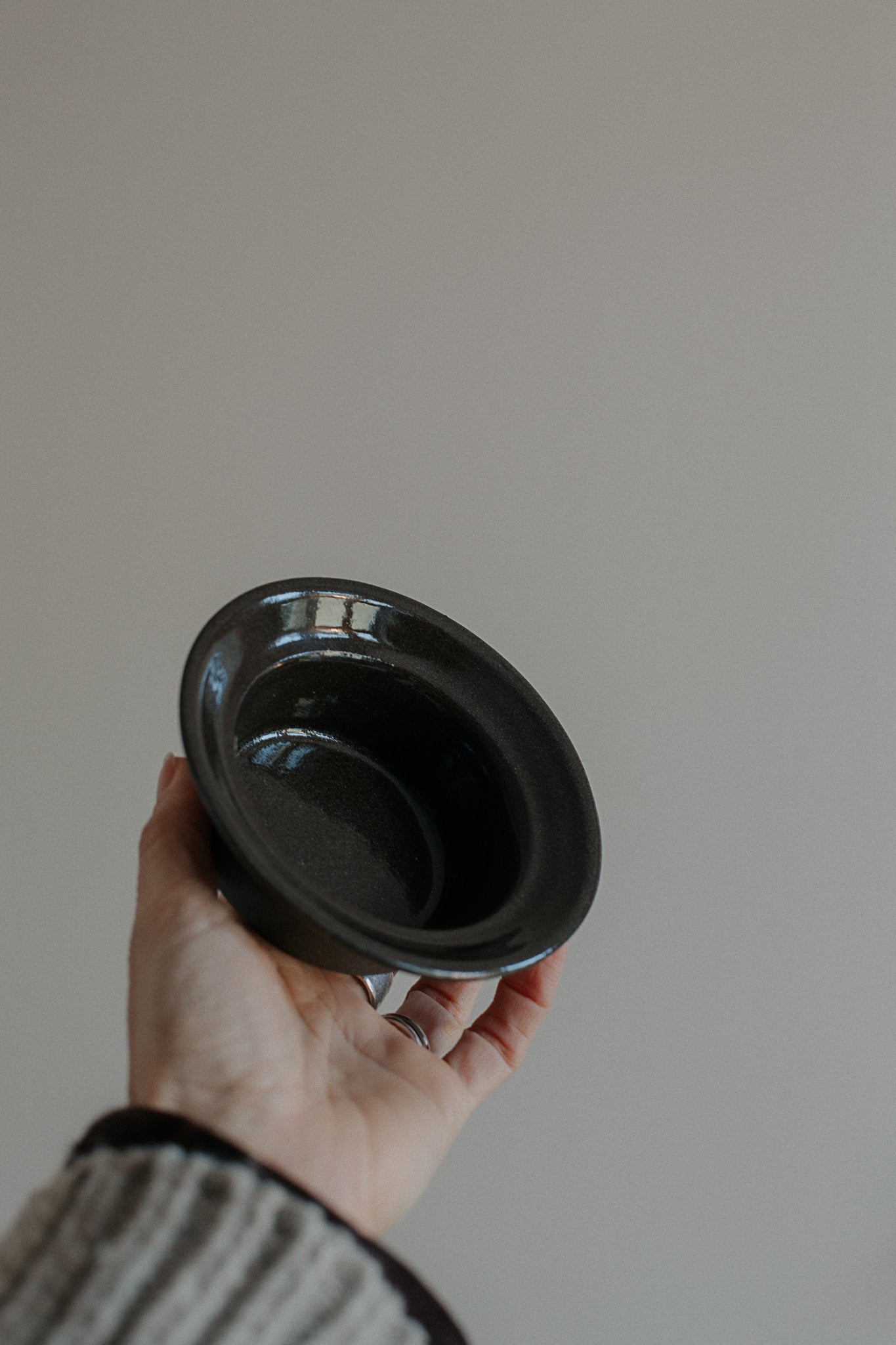 11 cm hat bowl in black clay by linda bredenbekk