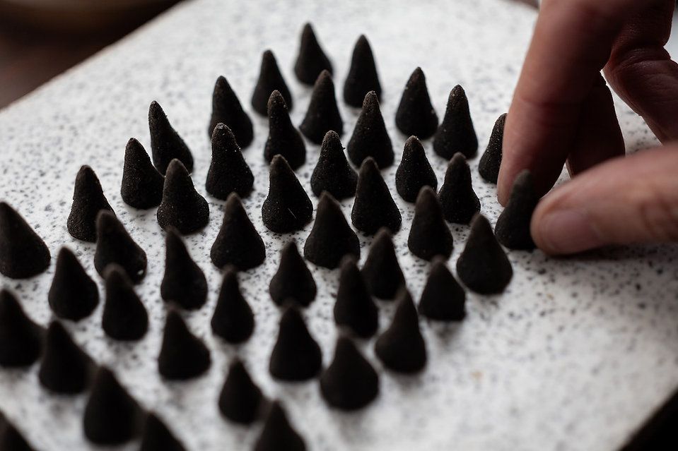 incenscape set of ten incense cones - peruvian black copal