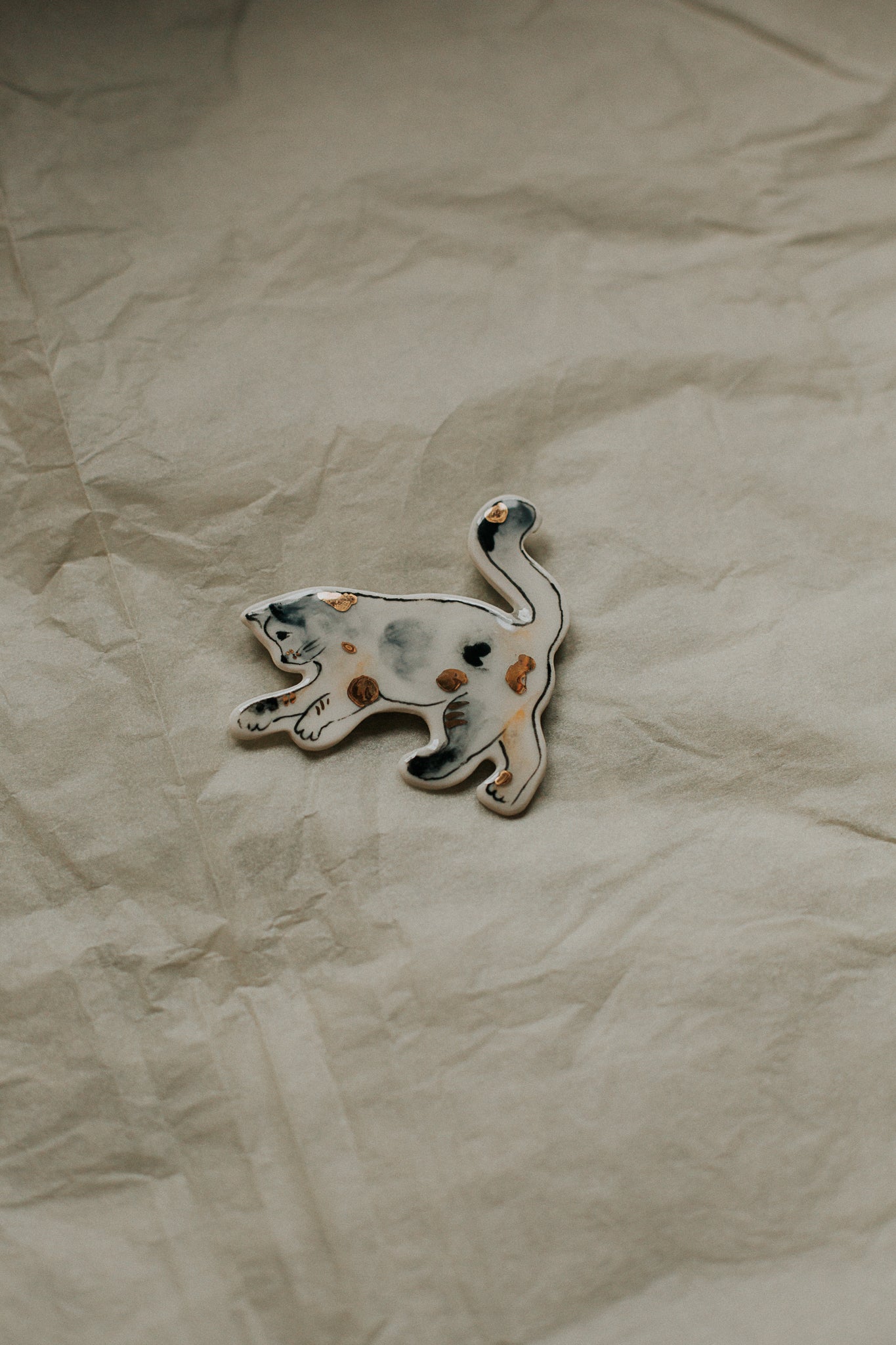 cat pose brooch