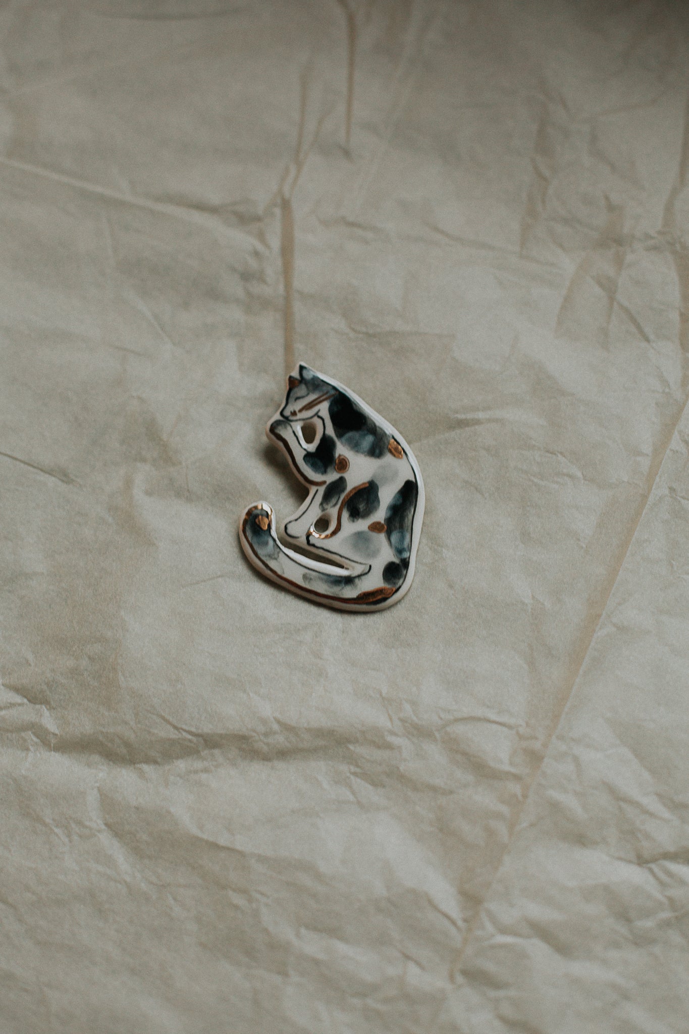 cat pose brooch