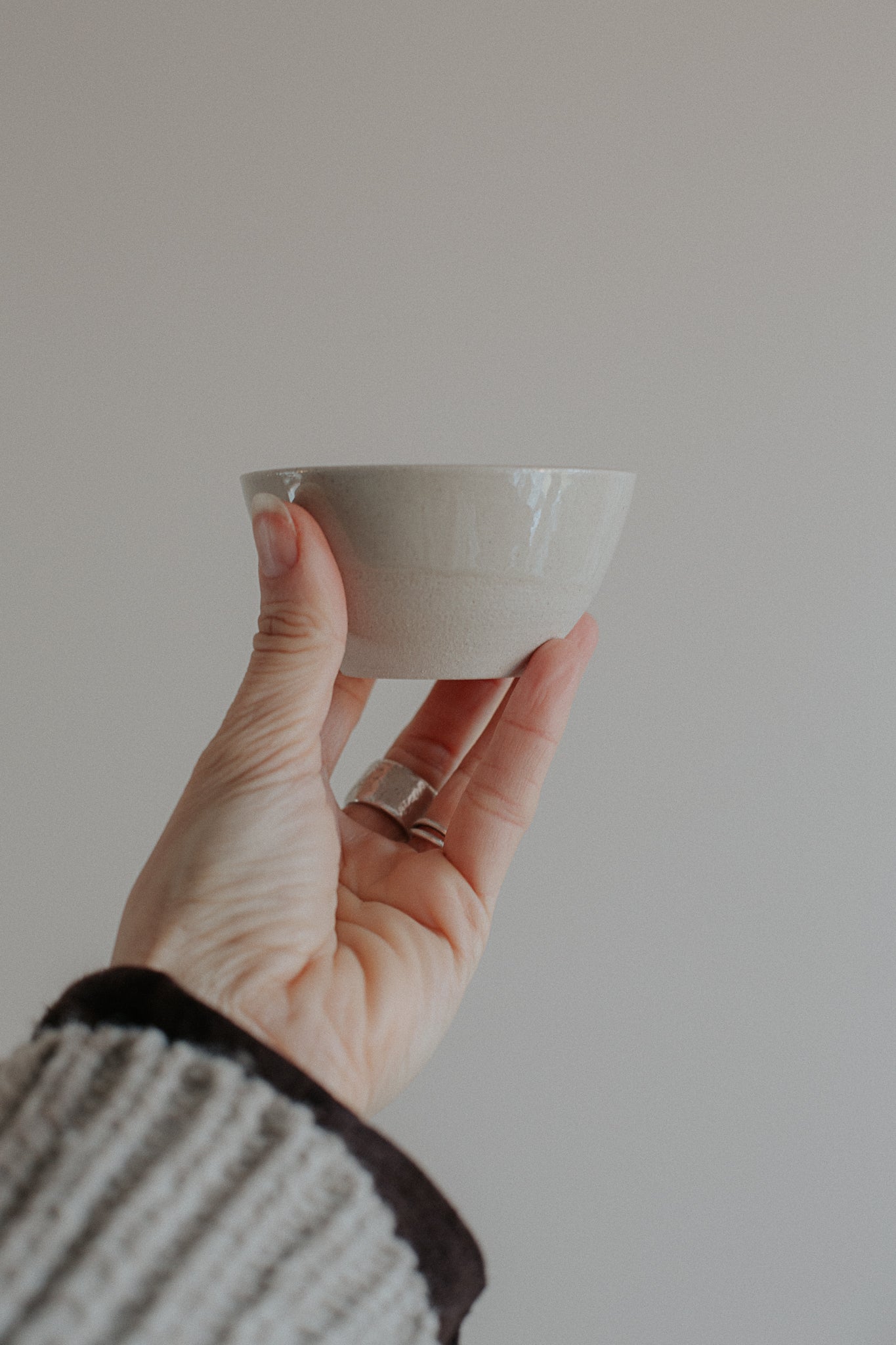 8.5 cm wide-rim cup in linen white clay by linda bredenbekk