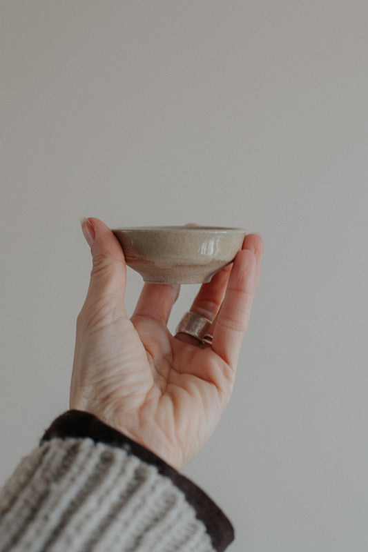 6 cm trinket dish in warm sand clay by linda bredenbekk
