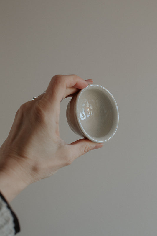 6 cm trinket dish in linen white clay by linda bredenbekk