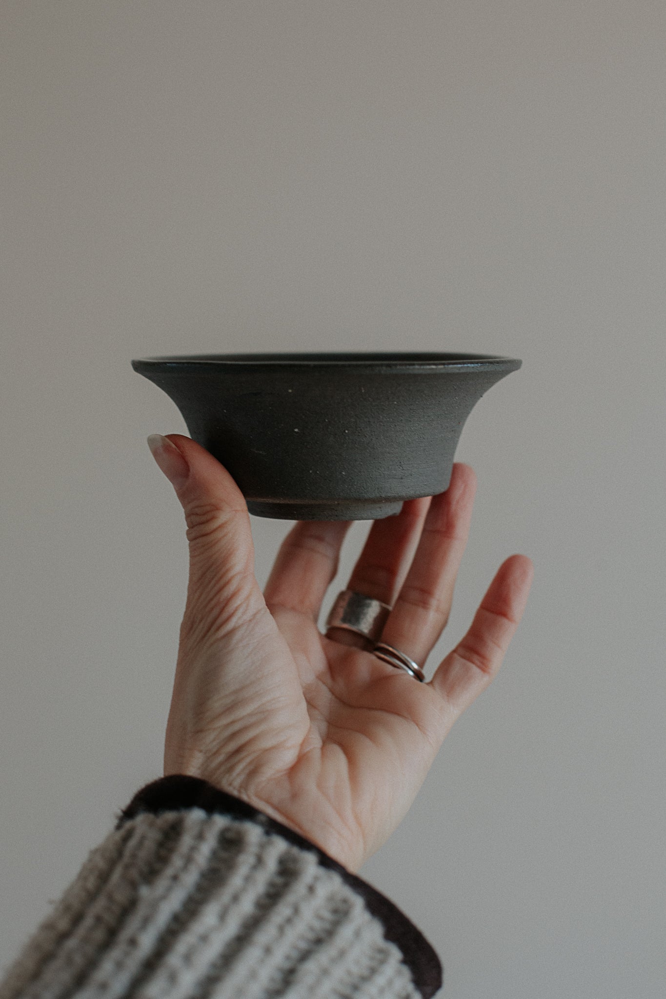 11 cm hat bowl in black clay by linda bredenbekk