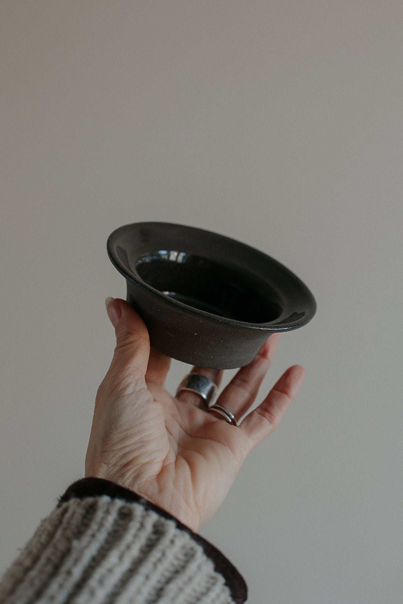 11 cm hat bowl in black clay by linda bredenbekk