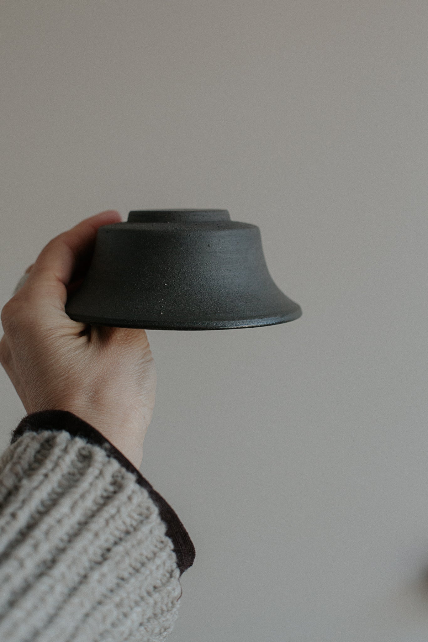 11 cm hat bowl in black clay by linda bredenbekk