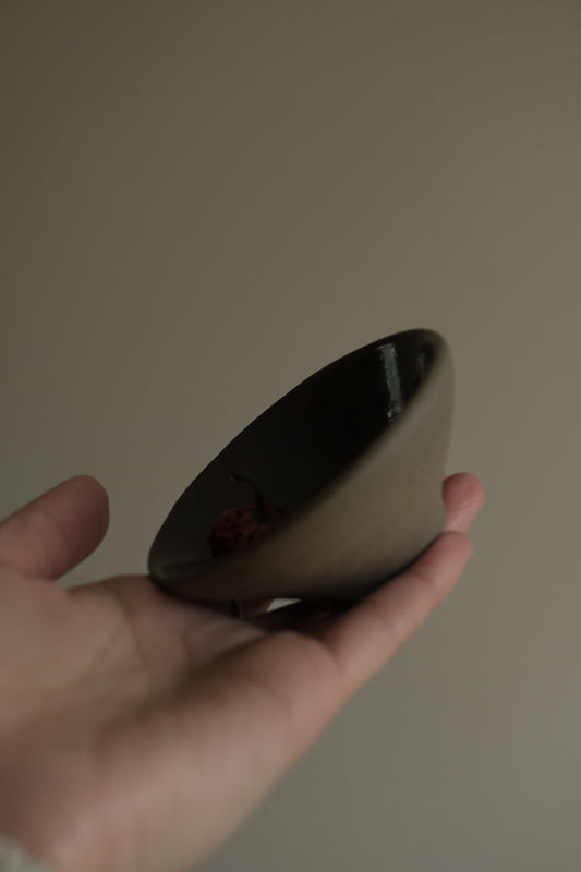 45 ml hojicha cup in warm gray clay by linda bredenbekk