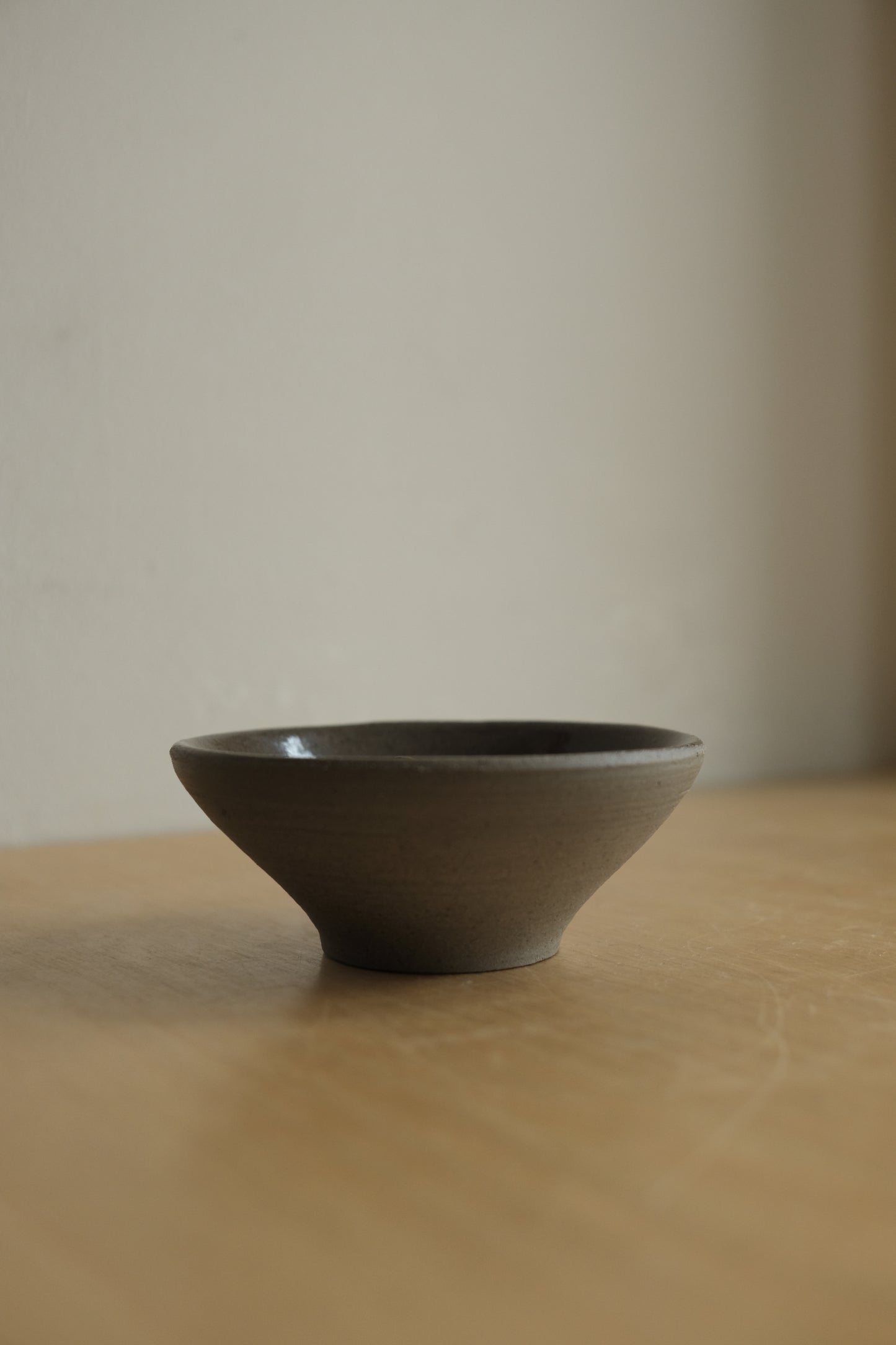45 ml hojicha cup in warm gray clay by linda bredenbekk