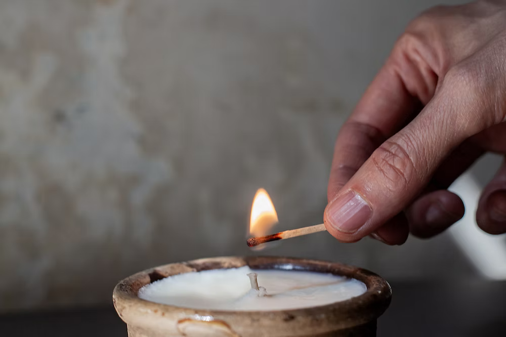 hikari soy candle - therapeutic light in antique jar - 18h burn time