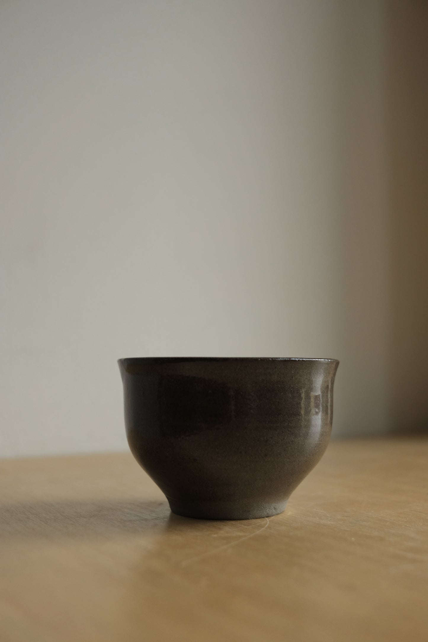 100 ml cup in glossy warm gray clay by linda bredenbekk
