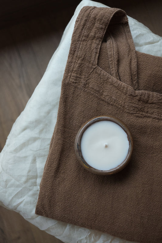 hikari soy candle - therapeutic light in antique jar - 18h burn time