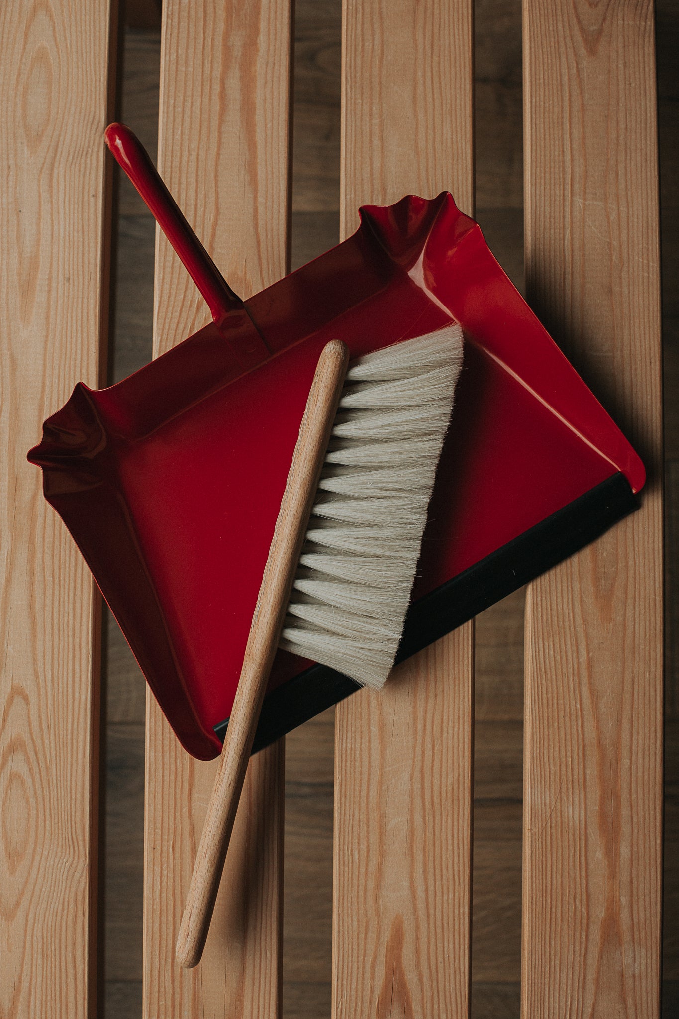 dustpan in red metal