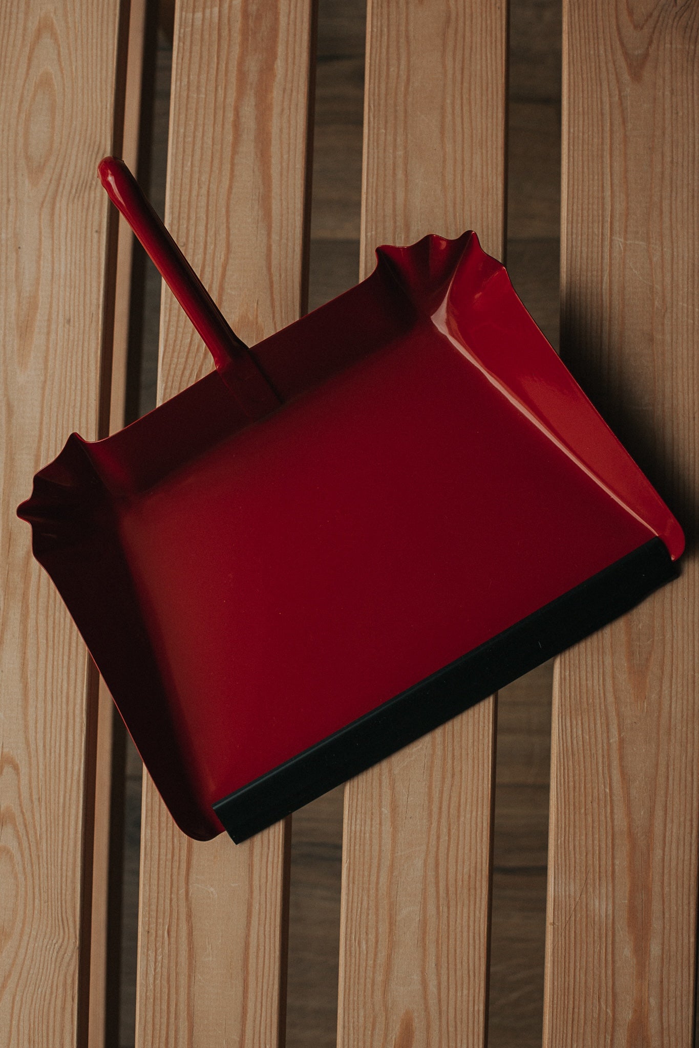 dustpan in red metal